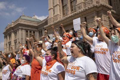 ARCHIVO- En esta foto del 1 de septiembre del 2021, mujeres protestan en el Capitolio en Austin contra la restrictiva ley de aborto en Texas. (Jay Janner/Austin American-Statesman via AP)