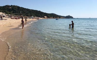 Fotografía de archivo del 29 de junio de 2019 de personas disfrutando de la arena y el agua en la playa Chia, en la isla italiana de Sardinia, Italia. (AP Foto/Karl A.Ritter)