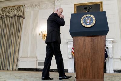 El presidente Joe Biden a su llegada a la Sala de Estado de la Casa Blanca, el jueves 9 de septiembre de 2021, en Washington. (AP Foto/Andrew Harnik)