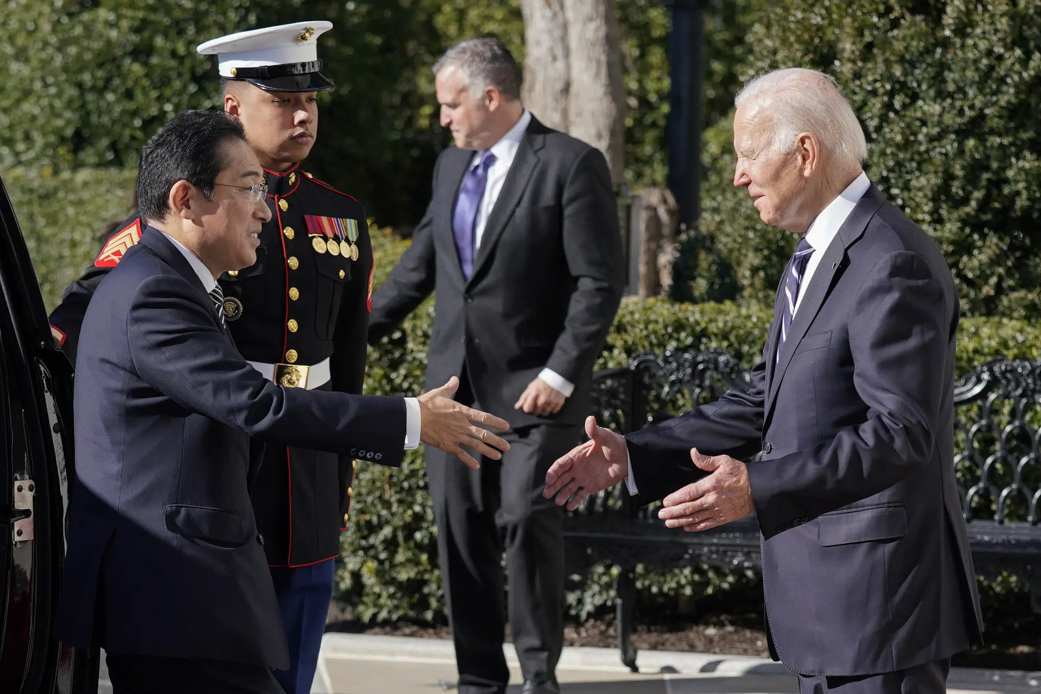 Biden et Kishida discutent du “renforcement” de la sécurité du Japon