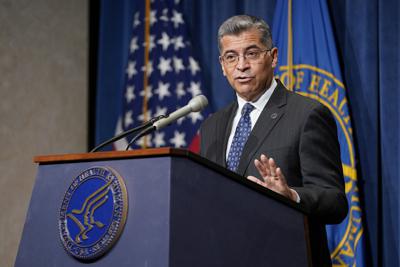 El secretario de salud y servicios humanos de EEUU Xavier Becerra en conferencia de prensa en Washington el 28 de junio del 2022.   (Foto AP/Patrick Semansky)