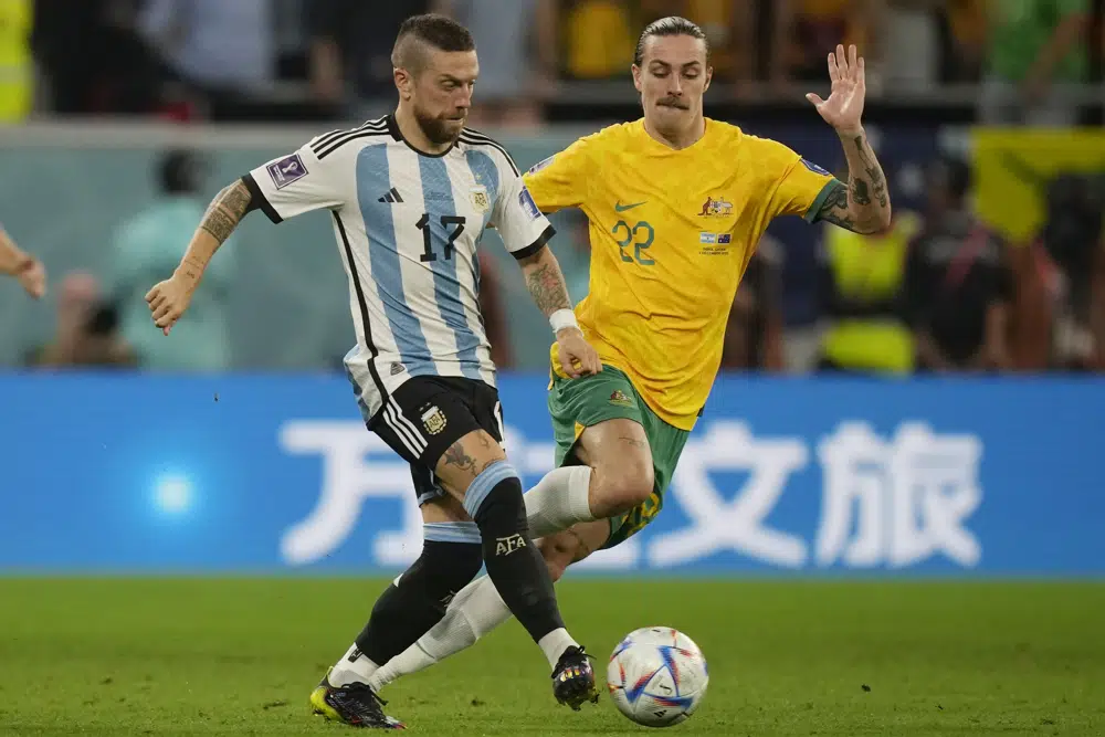 Alejandro Gómez de Argentina, a la izquierda, lleva la pelota durante el partido ante Australia por los octavos de final del Mundial en el estadio Ahmad Bin Ali de Doha, Qatar, sábado 3 de diciembre de 2022. (AP Foto/Frank Augstein)