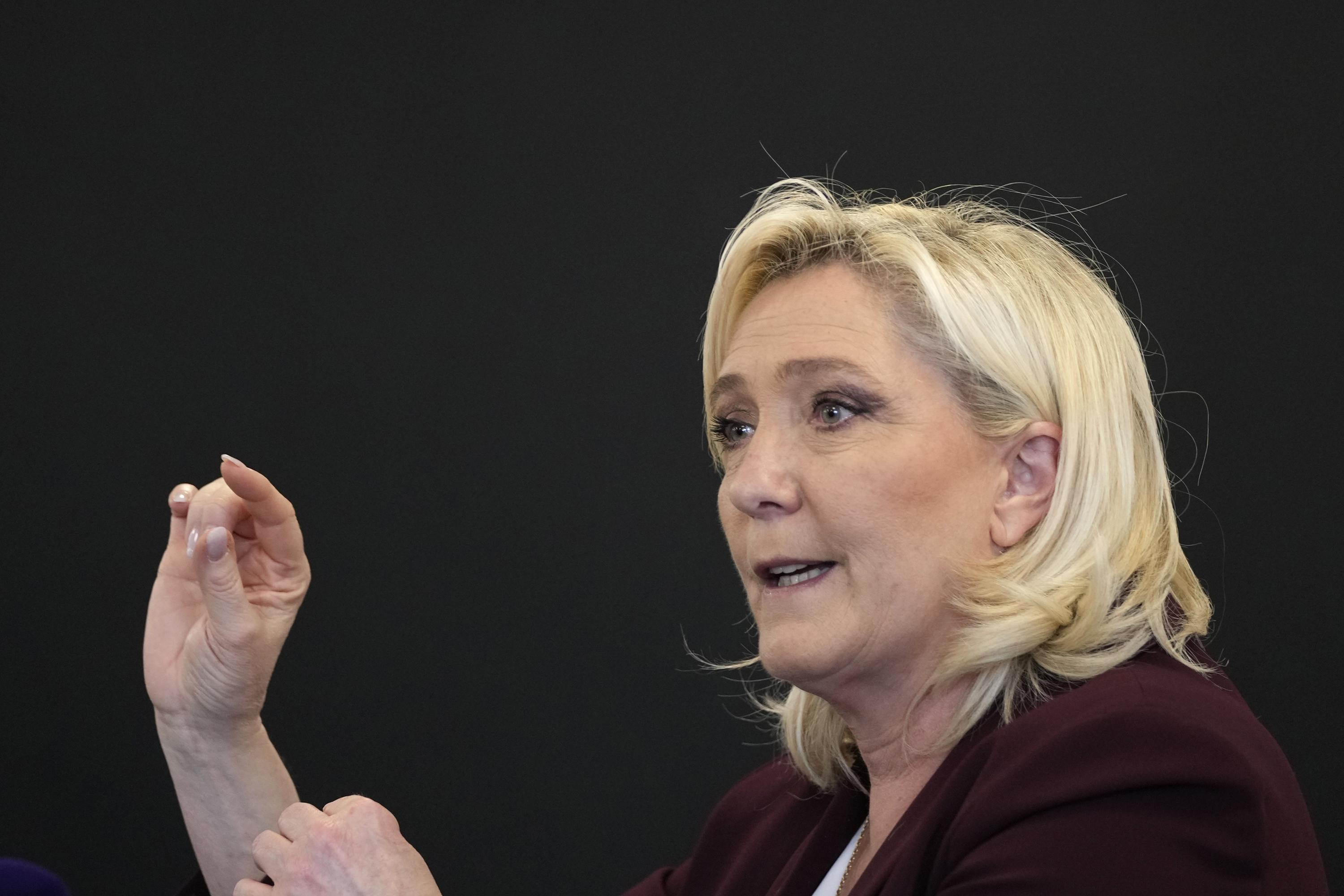 eerlijk Herrie Ansichtkaart Far-right Le Pen campaigns as French 'voice of the people' | AP News