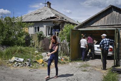 Los residentes retiran los escombros de una casa destruida después de los bombardeos rusos en Kramatorsk, Ucrania, el miércoles 25 de mayo de 2022. (AP Photo/Andriy Andriyenko)