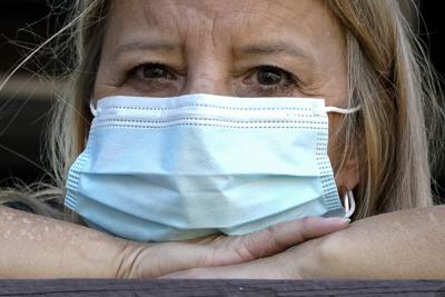 Bronwyn Russell en su casa en Des Plaines, Illinois el 27 de septiembre del 2021. Russell está vacunada contra COVID pero aun así esta preocupada por la posibilidad de contraer el virus. (Foto AP/Nam Y. Huh)