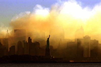 En esta imagen del sábado 15 de septiembre de 2001, se ve la Estatua de la Libertad y con el bajo Manhattan al fondo desde Jersey City, Nueva Jersey. (AP Foto/Dan Loh, Archivo)