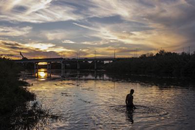 Un migrante haitiano se baña en el río Bravo en Ciudad Acuña, México, el viernes 24 de septiembre de 2021, frente a Del Rio, Texas. (AP Foto/Félix Márquez)
