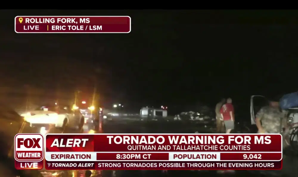 Esta captura de pantalla de un video transmitido por Fox Weather muestra las consecuencias inmediatas del clima severo en Rolling Fork, Mississippi, el viernes 24 de marzo de 2023 por la noche. (Fox Weather vía AP)