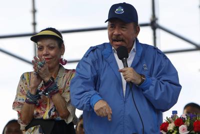 El presidente de Nicaragua, Daniel Ortega, habla a sus seguidores junto a su esposa y la vicepresidenta Rosario Murillo, en Managua, Nicaragua, el miércoles 29 de agosto de 2018. (AP Foto / Alfredo Zuniga)