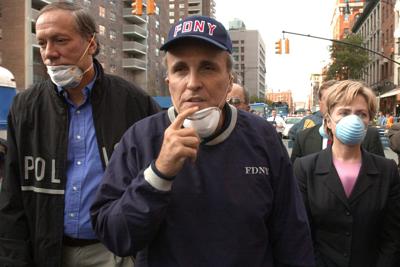 En esta imagen del 12 de septiembre de 2001, el alcalde de la ciudad de Nueva York, Rudolph Giuliani, camina frente al gobernador de Nueva York, George Pataki, y la senadora Hillary Clinton, en un recorrido por la zona del desastre del World Trade Center. (AP Foto/Robert F. Bukaty, Archivo)