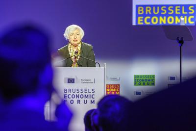 La secretaria del Tesoro de EEUU, Janet Yellen, pronuncia la conferencia Tommaso Padoa Schioppa en el Foro Económico de Bruselas 2022 en Bruselas, el martes 17 de mayo de 2022. (Foto AP/Olivier Matthys)