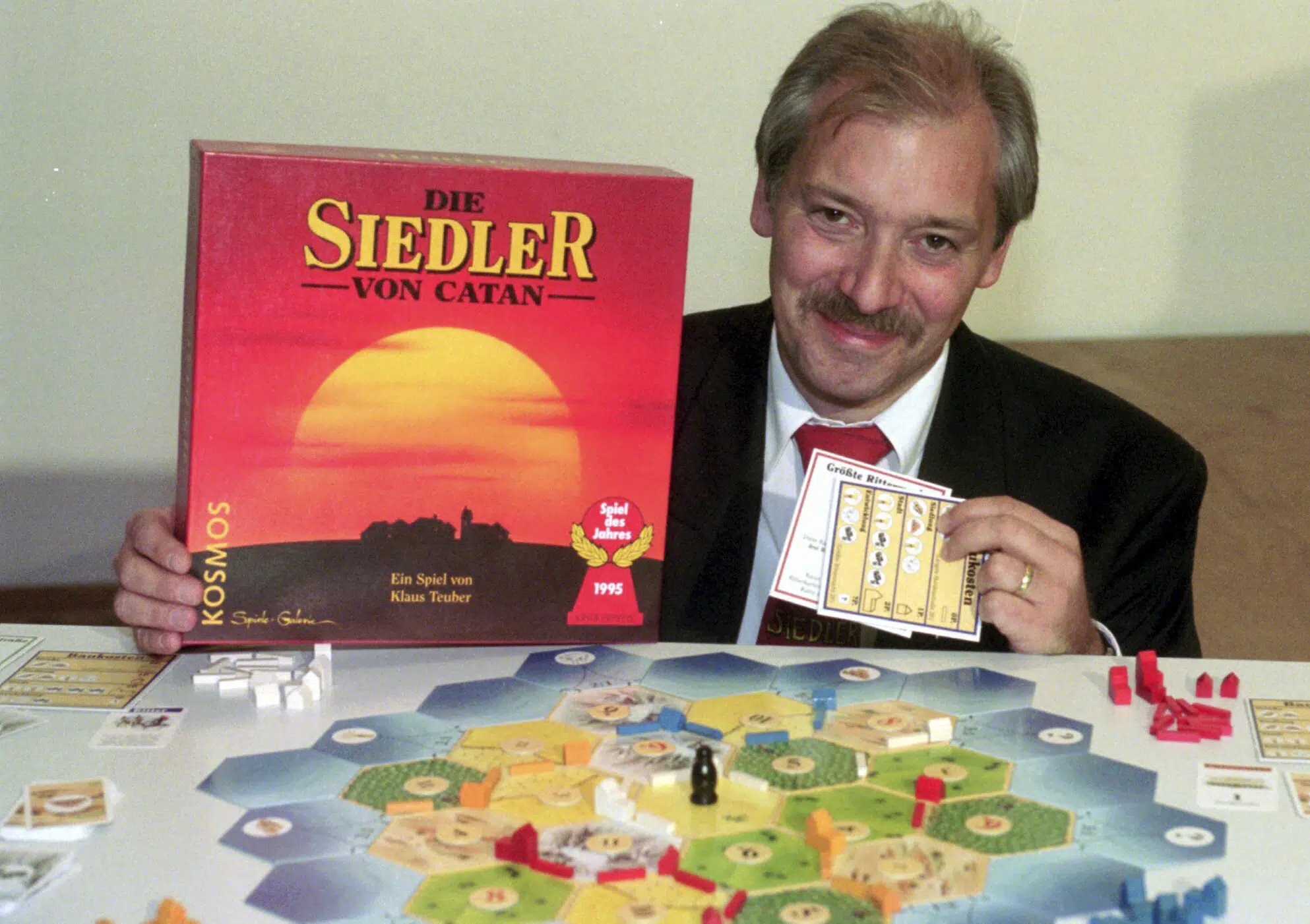 Illustreren Pluche pop Trunk bibliotheek Catan board game creator, Klaus Teuber, dies at 70 | AP News