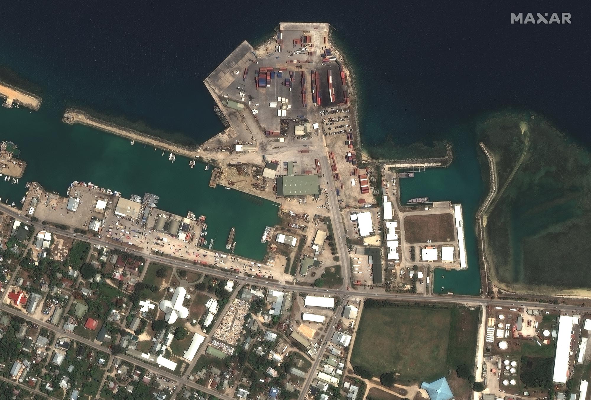 Esta imagen satelital proporcionada por Maxar Technologies muestra las principales instalaciones portuarias en Nuku'alofa, Tonga, el 29 de diciembre de 2021. (Imagen satelital ©2022 Maxar Technologies vía AP)