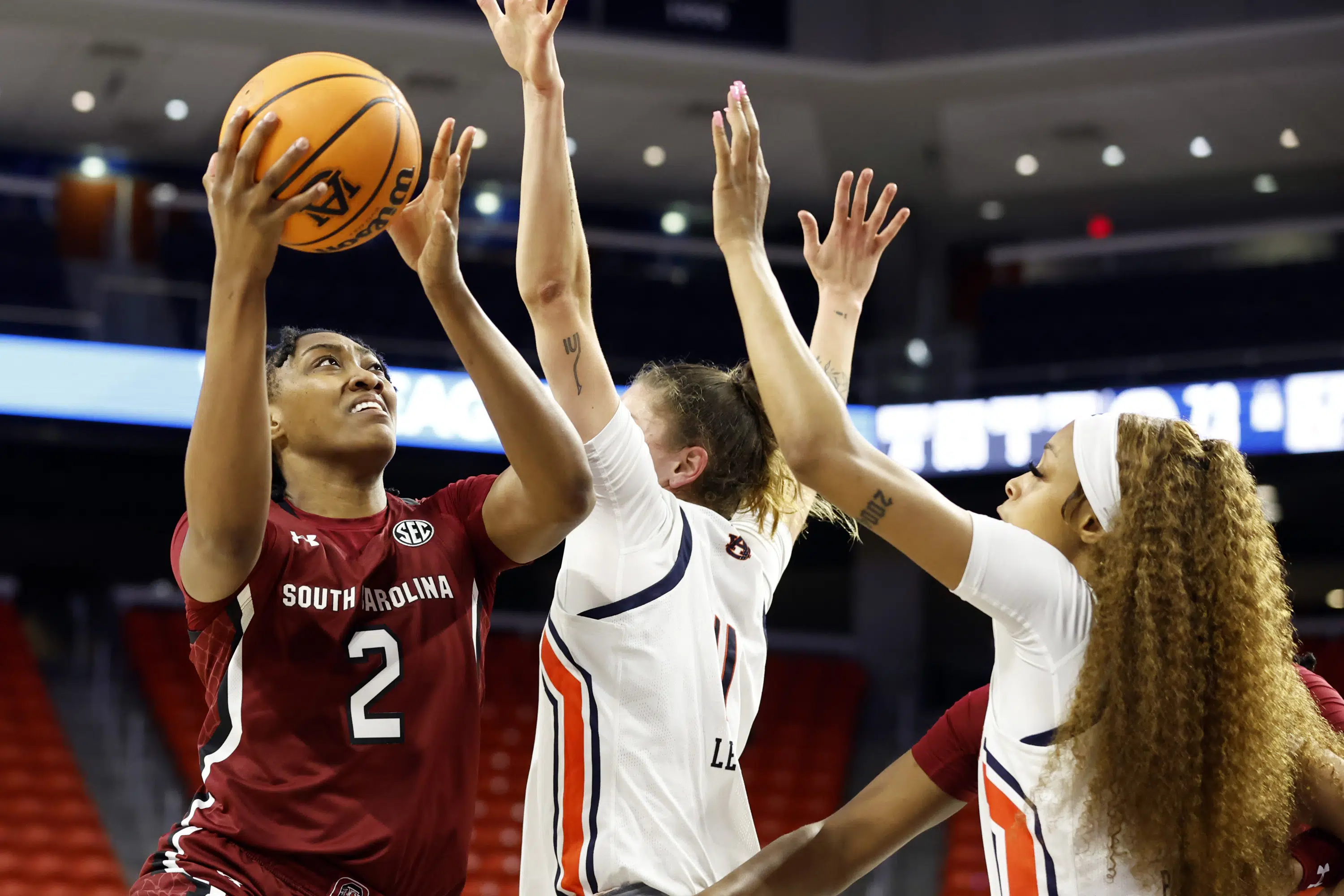 No. 1 South Carolina women win 30th straight, beat Auburn