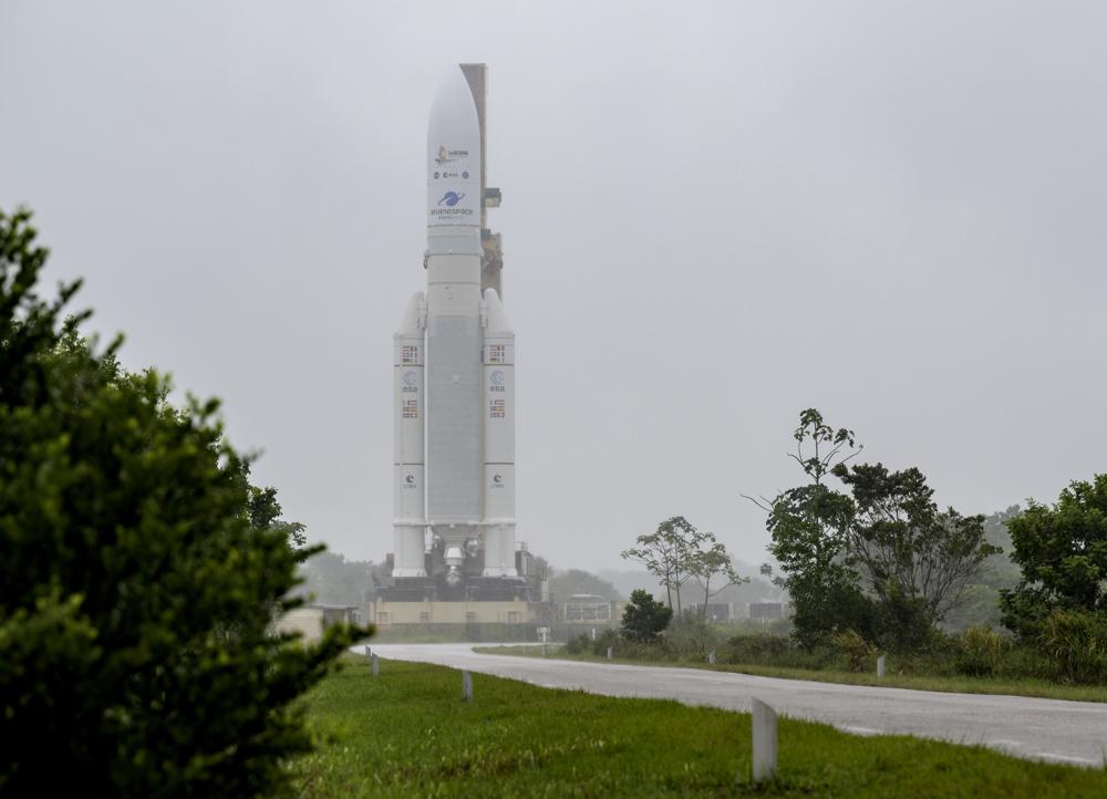 Dalam gambar yang dirilis oleh NASA ini, roket Arianespace Ariane 5 dengan Teleskop Luar Angkasa James Webb NASA di dalamnya, diluncurkan ke landasan peluncuran, Kamis, 23 Desember 2021, di Pelabuhan Antariksa Eropa, Pusat Antariksa Guiana di Kourou, Guyana Prancis.  Ditetapkan untuk melambung setelah bertahun-tahun tertunda, Teleskop Luar Angkasa James Webb akan mencari cahaya redup yang berkelap-kelip dari bintang dan galaksi pertama, memberikan gambaran sekilas tentang penciptaan kosmik.  (Bill Ingalls/NASA melalui AP)