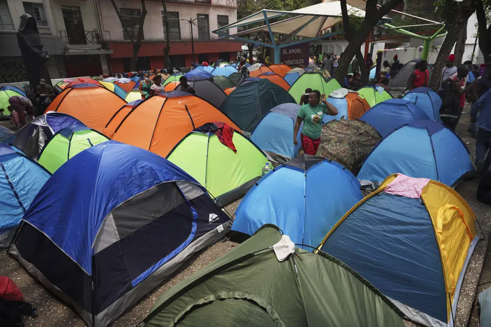 Migrantes haitianos acampan en la plaza Giordano Bruno en la Ciudad de México, el jueves 18 de mayo de 2023. (AP Foto/Marco Ugarte)