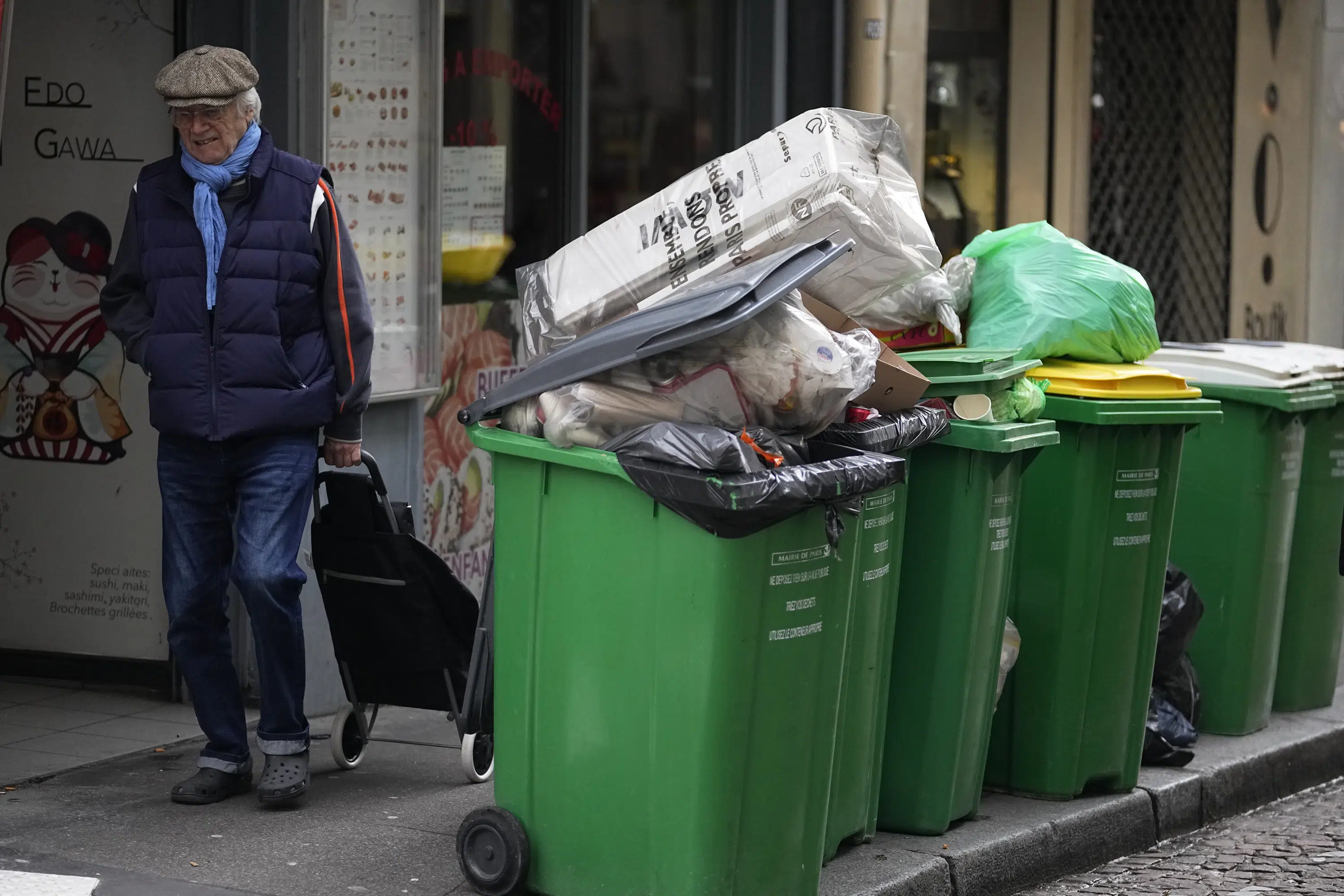 Ni les manifestations ni le tas d’ordures n’ont arrêté le projet de loi sur les retraites en France