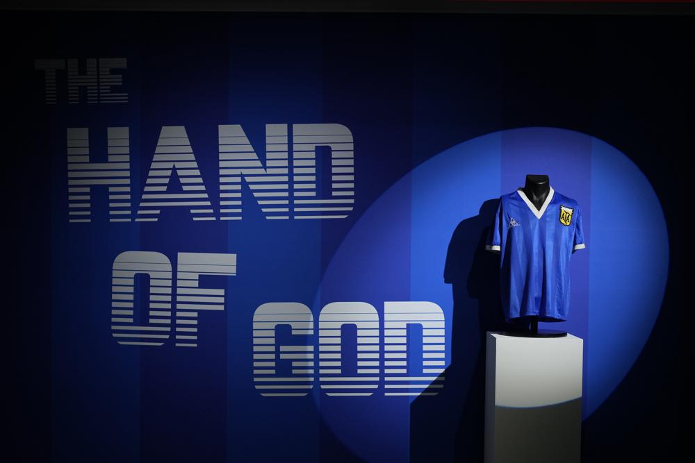ARCHIVO - La camiseta de Argentina que Diego Maradona usó en el partido contra Inglaterra en los cuartos de final del Mundial de México 1986 es exhibida en la casa de subastas Sotheby's en Londres, el miércoles 20 de abril de 2022. (AP Foto/Matt Dunham )