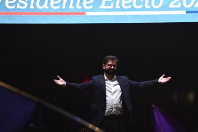 El presidente electo de Chile, Gabriel Boric, celebra su triunfo en la segunda vuelta electoral, el domingo 19 de diciembre de 2021, en Santiago. (AP Foto/Matias Delacroix)