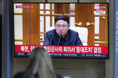 Una pantalla de televisión muestra una imagen del mandatario norcoreano Kim Jong Un durante un programa noticioso en la Estación de Trenes de Seúl, el 13 de marzo de 2023, en Seúl, Corea del Sur. (AP Foto/Lee Jin-man, archivo)