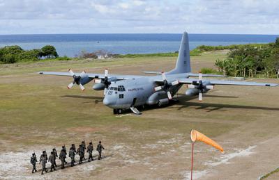 ARCHIVO - Esta imagen de archivo del 21 de abril de 2017, un avión C-130 de transporte de tropas de la Fuerza Aérea de Filipinas, en la isla de Thitu, en el archipiélago disputado de Spratlys, en el Mar de la China Meridional en el oeste de Filipina. (AP Foto/Bullit Marquez, Archivo)