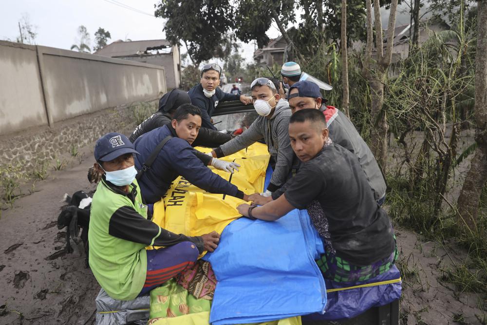 Socorristas y lugareños evacuan a una víctima en un vehículo en una zona afectada por la erupción del volcán Semeru en Lamajang, Javoa Oriental, en Indonesia, el domingo 5 de diciembre de 2021. (AP Foto/Trisnadi)