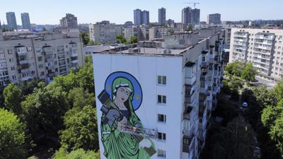 Un trabajador pinta una "Santa Jabalina", una Virgen María sosteniendo un misil antitanque de fabricación estadounidense, en Kiev, Ucrania, el martes 24 de mayo de 2022. No importa dónde vivan, la guerra de 3 meses nunca parece estar lejos para los ucranianos. Aquellos en ciudades y pueblos cerca de las líneas del frente se esconden en los sótanos de los bombardeos constantes, luchando por sobrevivir sin electricidad ni gas, y a menudo sin agua corriente. Pero incluso en regiones fuera del alcance de las armas pesadas, las frecuentes sirenas de ataque aéreo suenan como un recordatorio constante de que un misil ruso puede atacar en cualquier momento, incluso para aquellos que pasean a sus perros, andan en bicicleta y llevan a sus hijos a parques en ciudades como Kiev, Kharkiv, Odesa y Lviv. (AP Foto/Natacha Pisarenko)