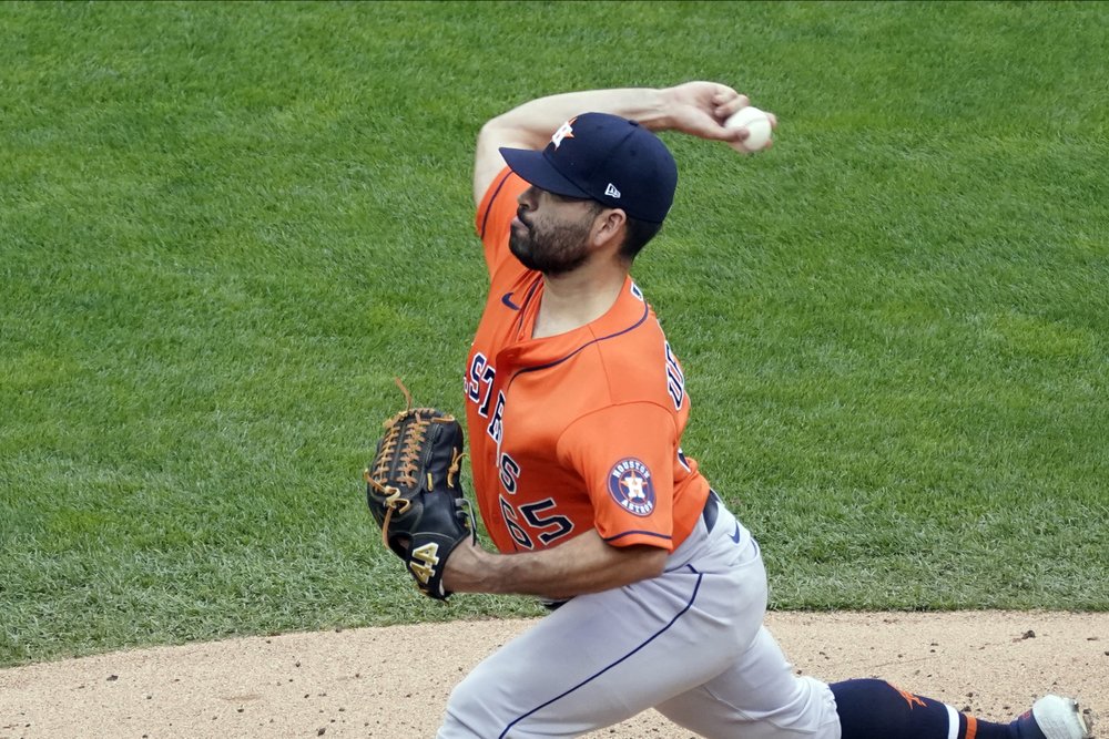 El lanzador de los Astros de Houston, José Urquidy, lanza contra los Mellizos de Minnesota en la segunda entrada de un juego de béisbol de la serie de comodines de la Liga Americana, el miércoles 30 de septiembre de 2020.