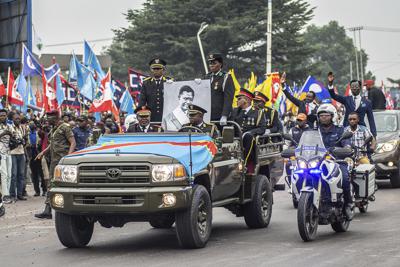 Un vehículo militar lleva un diente de oro que pertenecía al héroe independentista Patrice Lumumba en Kinshasa, República Democrática del Congo, el 30 de junio del 2022. La ceremonia se realiza en el día de la independencia, un feriado que marca el día en 1960 cuando el país se independizó de Bélgica.  (AP Foto/Samy Ntumba Shambuyi)