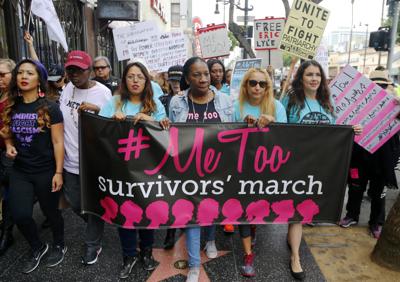 Marcha de apoyo al movimiento #MeToo del 1ro de noviembre del 2017 en Los Ángeles. En los cuatro años que pasaron desde su nacimiento, el movimiento ha ayudado a muchas mujeres a denunciar los acosos sexuales de que fueron víctimas. (AP Photo/Damian Dovarganes, File)