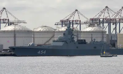 Varias personas en un yate (derecha) protestan contra la presencia de la fragata rusa Almirante Gorshkov en el puerto de Ciudad del Cabo, en Sudáfrica, el 14 de febrero de 2023, antes de dirigirse a la costa este del país para participar en maniobras navales conjuntas con Sudáfrica y China. (AP Foto/Nardus Engelbrecht)