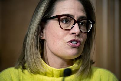 ARCHIVO - La senadora demócrata por Arizona Kyrsten Sinema habla en una audiencia en la Comisión de Seguridad Nacional y Asuntos Gubernamentales en Washington el 1 de febrero del 2022. (Al Drago/Bloomberg vía AP)