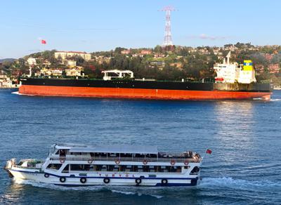 El petrolero de bandera griega Prudent Warrior, de fondo, se ve mientras navega más allá de Estambul, Turquía, el 19 de abril de 2019. La Guardia Revolucionaria paramilitar de Irán capturó dos petroleros griegos el viernes 27 de mayo de 2022 en incursiones lanzadas desde helicópteros en el Golfo Pérsico, según las autoridades. Las acciones fueron una aparente represalia por Atenas ayudando a Estados Unidos a apoderarse del petróleo crudo iraní en el Mar Mediterráneo por violar las aplastantes sanciones de Washington contra la República Islámica. (Dursun Çam vía AP)