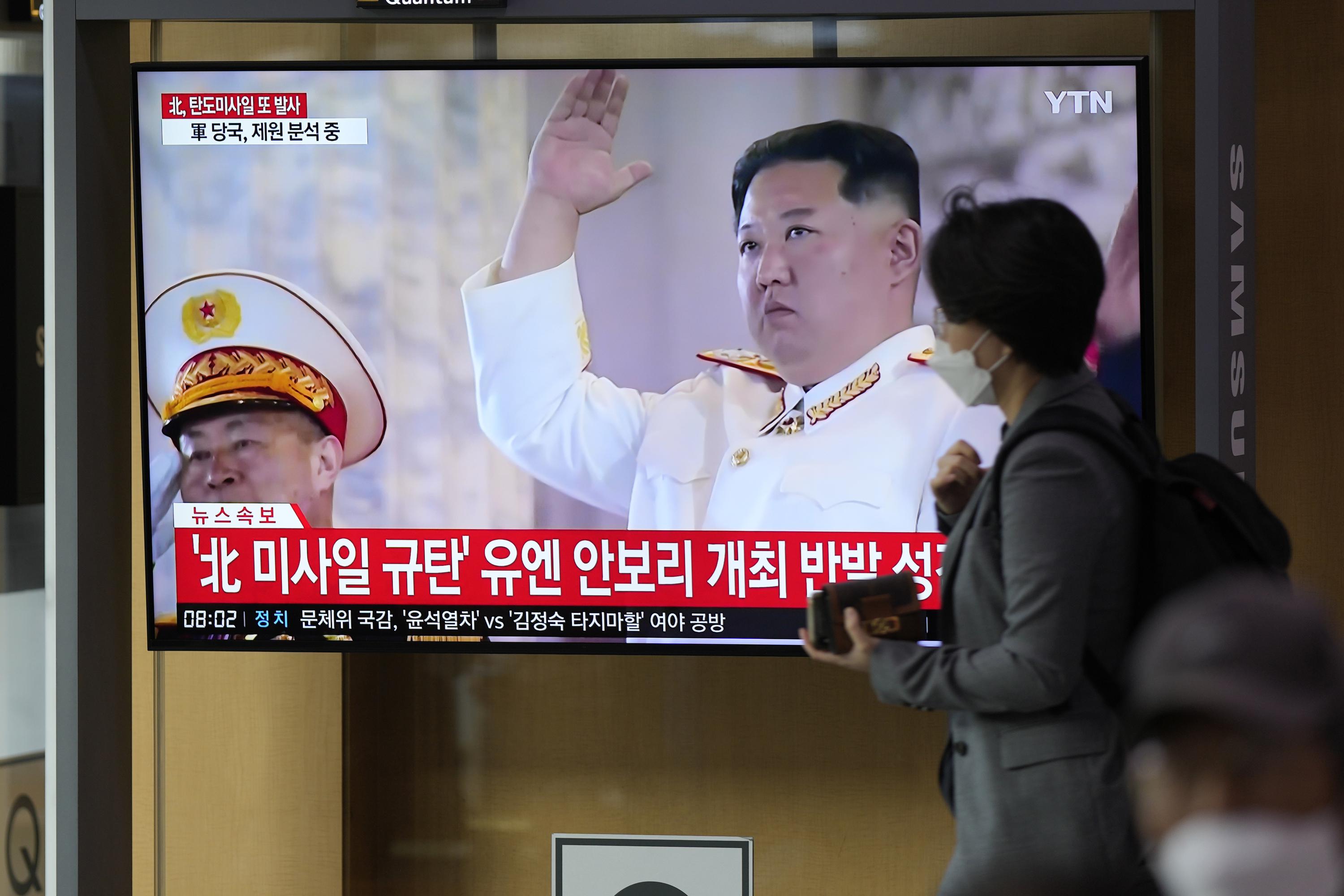 North Korea launches more missiles as US redeploys carrier - The Associated Press - en Español