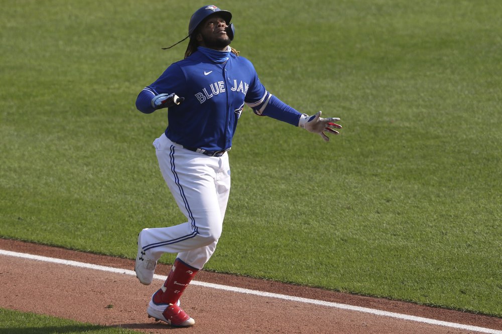 Vladimir Guerrero Jr., de los Toronto Blue Jays, celebra su jonrón contra el lanzador de los Orioles de Baltimore Keegan Akin durante la tercera entrada de un juego de la MLB, el domingo 27 de septiembre de 2020 en Buffalo, Nueva York.