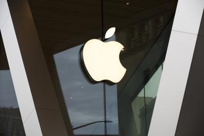 El logo de Apple en la fachada de una tienda de la marca en Brooklyn, NY, el 14 de marzo de 2020. (Foto AP/Kathy Willens, archivo)