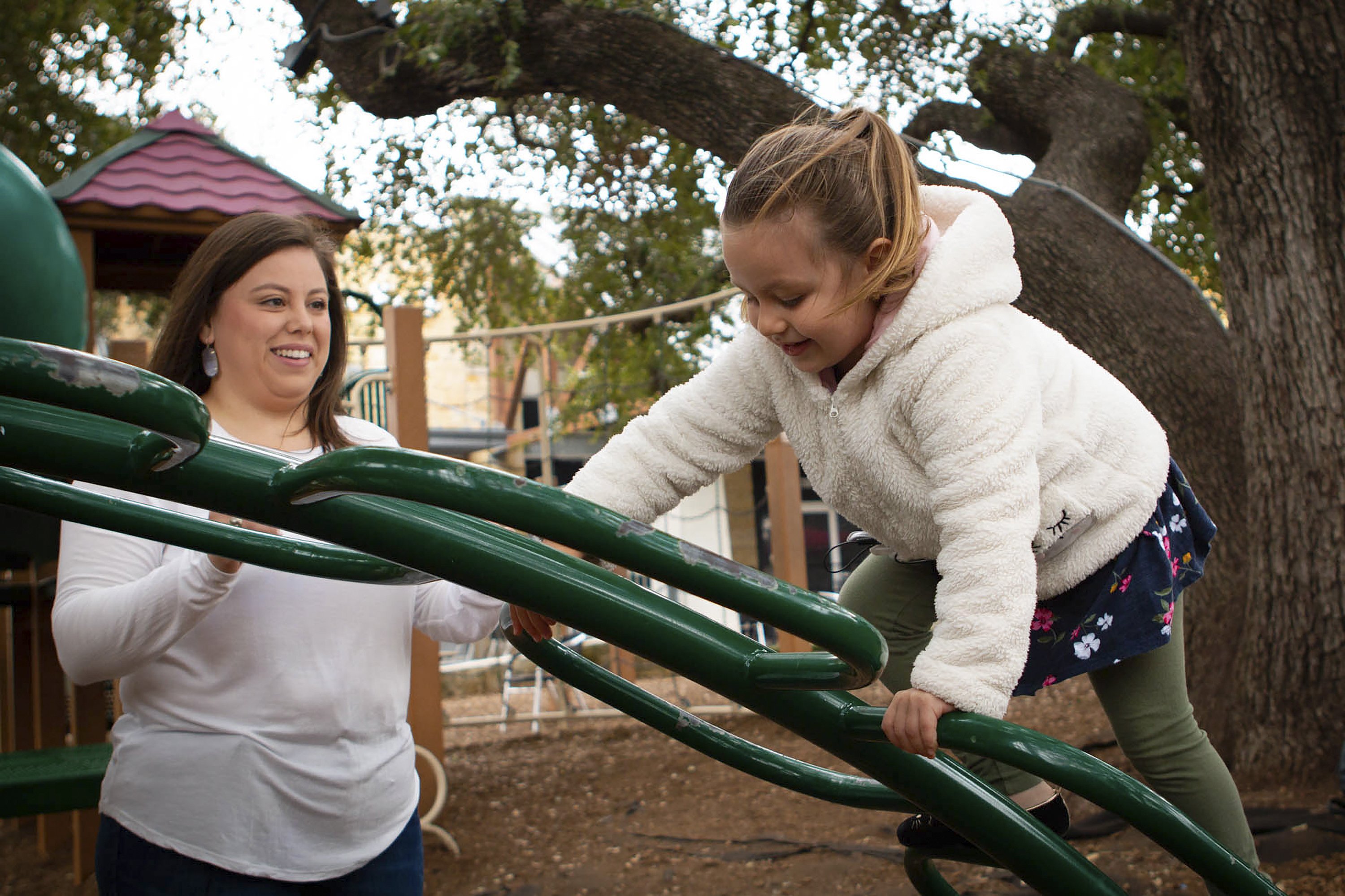 organization-helps-latina-mothers-and-daughters-succeed