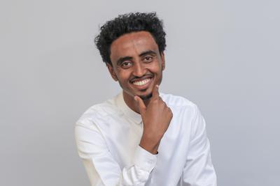 ARCHIVO - El videoperiodista independiente Amir Aman Kiyaro, acreditado a The Associated Press y quien está preso desde noviembre de 2021 sin que se presenten cargos, posa para la foto en Etiopía, 17 de octubre de 2021. Un tribunal etíope el martes 29 de marzo de 2022 ordenó su libertad bajo fianza. Quedó en libertad bajo fianza el viernes 1 de abril de 2022.  (AP Foto, File)