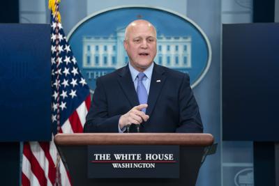 El coordinador de la Implementación de Infraestructura, Mitch Landrieu, habla durante una rueda de prensa en la Casa Blanca, el martes 18 de enero de 2022, en Washington. (AP Foto/Evan Vucci)