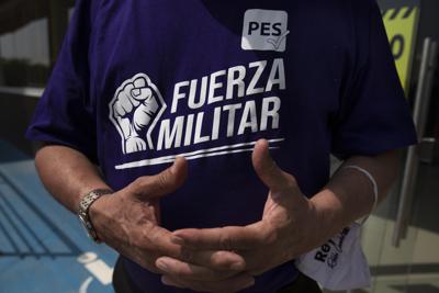 El general retirado del ejército Reyes Robles, quien se postula para un escaño en el Congreso en Naucalpan, en las afueras de la Ciudad de México, habla durante una entrevista el martes. 1 de junio de 2021. Reyes es parte de un grupo de militares retirados que buscan competir en las elecciones del domingo 6 de junio para una serie de cargos públicos en Naucalpan. (AP Foto/Marco Ugarte)