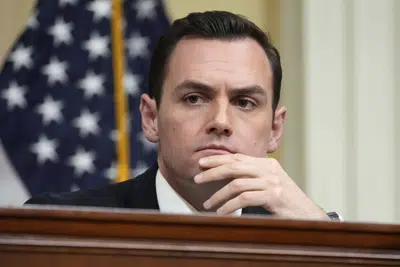 ARCHIVO - El presidente de la Comisión Selecta de al Cámara de Representantes sobre China, Mike Gallagher, republicano de Wisconsen, escucha durante una audiencia en la que se examina cómo contrarrestar a China y que se efectuó en el Capitolio en Washington, el martes 28 de febrero de 2023. (AP Foto/Alex Brandon, File)