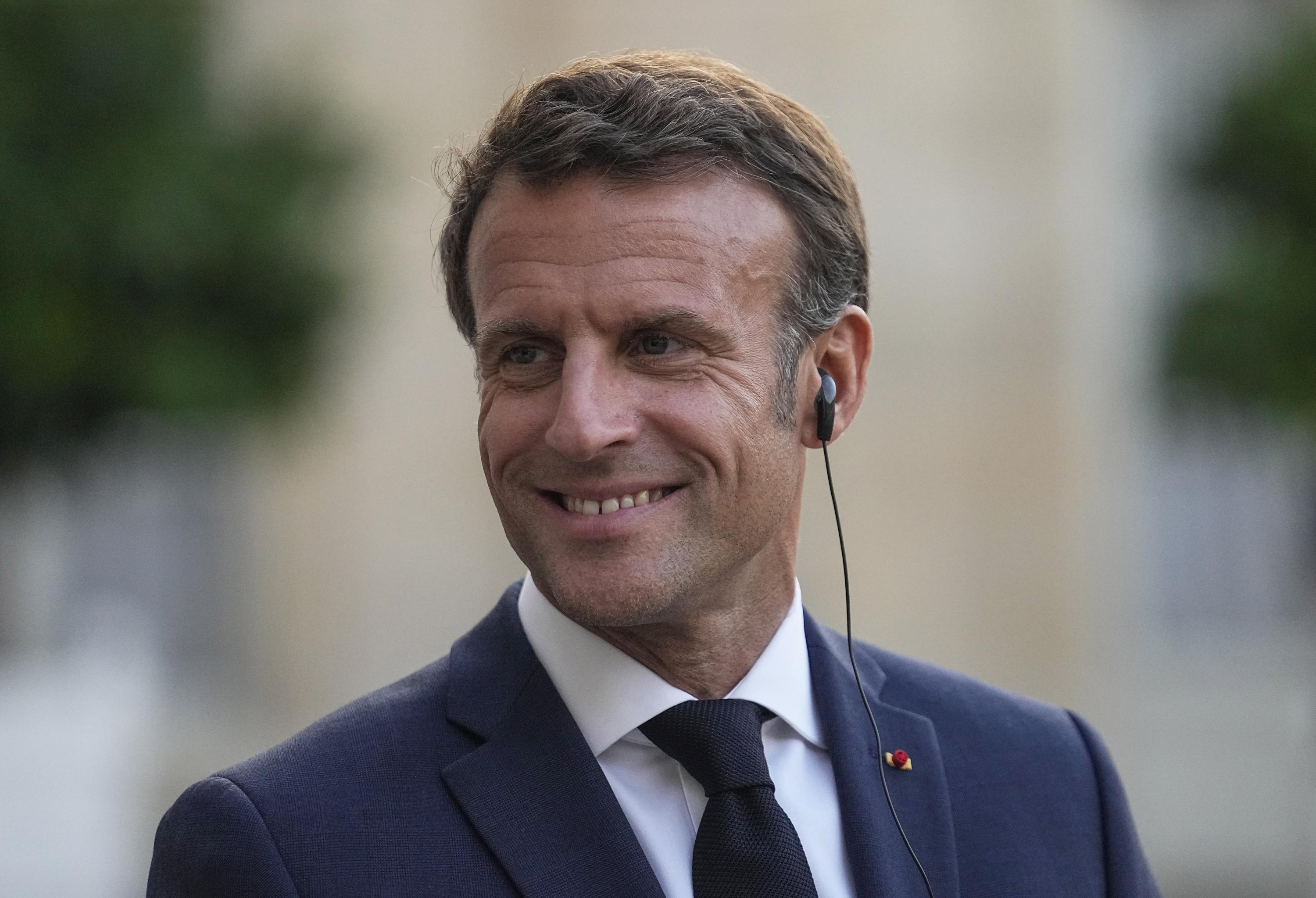 France's Macron lands 1st state visit of Biden's presidency | AP News
