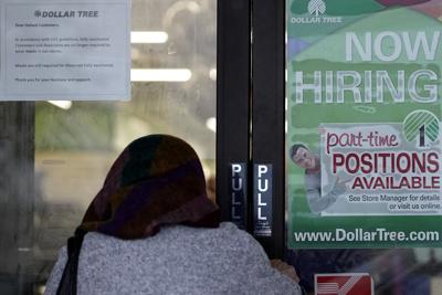 Una persona entra a una tienda que tiene un aviso de contrataciones en Buffalo Grove, Illinois, el 24 de junio del 2021.  En una alentadora explosión de contrataciones, las empresas en Estados Unidos añadieron 850 empleos en junio, muy por encima del nivel de los tres meses previos y un indicio de que pudieran estar pasando menos trabajos para cubrir vacantes. (AP Foto/Nam Y. Huh)