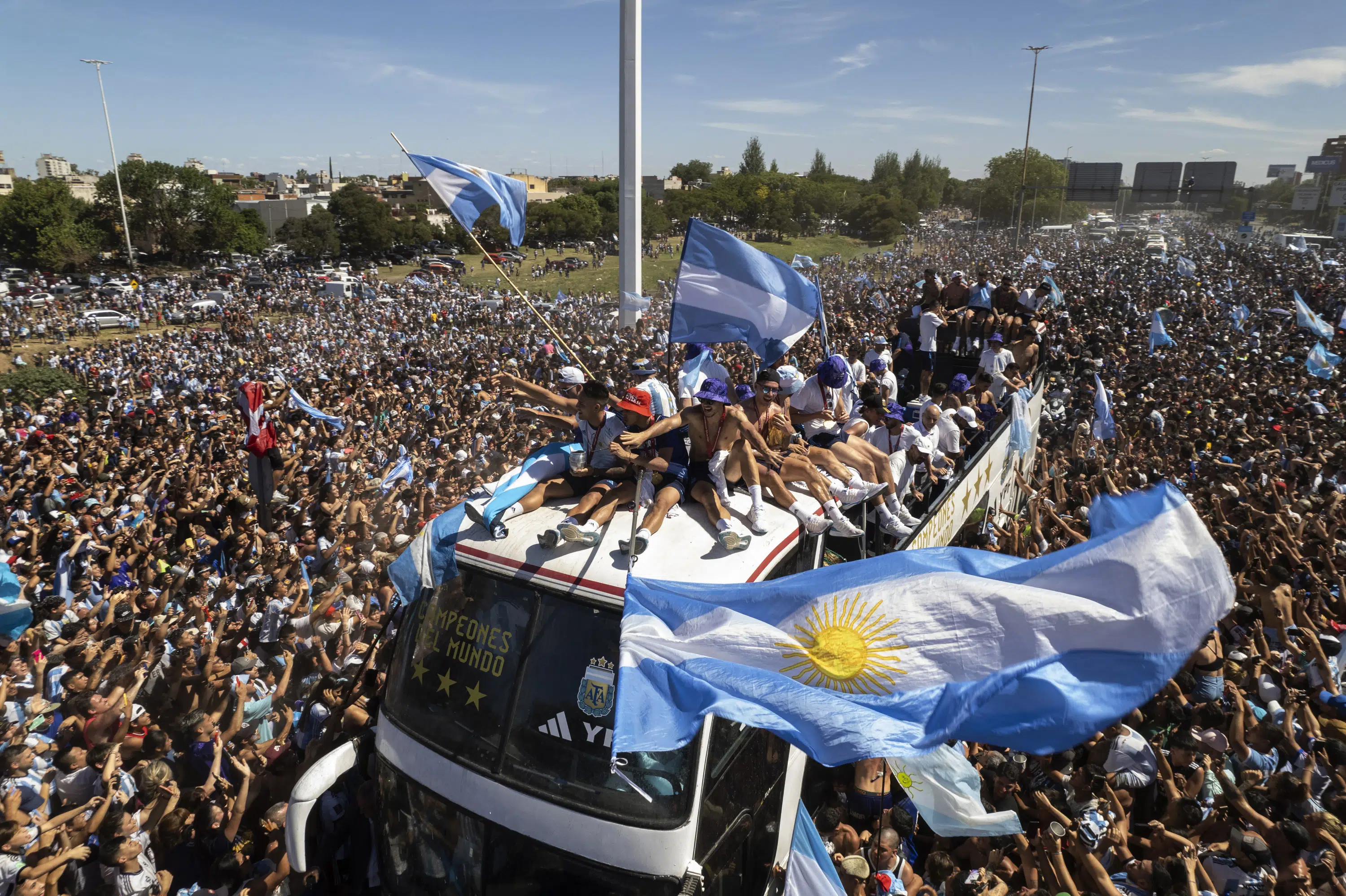 Аржентинският футболен отбор прави парад сред тълпи от хора