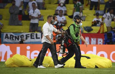 Un paracaidista camina por el campo antes de un partido del Grupo F de la Eurocopa entre Alemania y Francia, en el estadio Allianz Arena de Múnich, Alemania, el 15 de junio de 2021. (Franck Fife/Pool via AP)