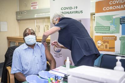 El ministro de Salud de Sudáfrica, Joe Phaahla, recibe su vacuna de refuerzo de Johnson & Johnson contra el coronavirus  en Pretoria, el martes 14 de diciembre de 2021. (AP Foto)