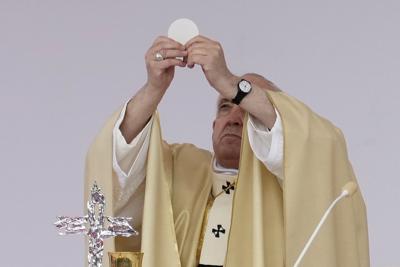 El papa Francisco celebra misa en la Universidad del Sagrado Corazón de Roma, en el 60 aniversario de su fundación, en Roma, el 5 de noviembre de 2021. (AP Foto / Andrew Medichini)