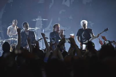 ARCHIVO - De izquierda a derecha, Larry Mullen Jr, The Edge, Bono y Adam Clayton, del grupo U2, dan un concierto en el Apollo Theater patrocinado por SiriusXM, el 11 de junio de 2018 en Nueva York. (Foto por Evan Agostini/Invision/AP, archivo)
