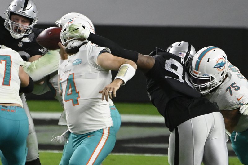 Ryan Fitzpatrick Keeps Dolphins’ Playoff Hopes Alive in Wild Comeback Win Against Raiders