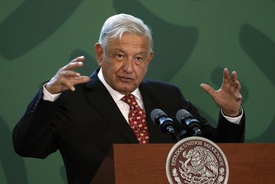 El presidente de México, Andrés Manuel López Obrador, da su conferencia de prensa matutina diaria durante la inauguración del Aeropuerto Internacional Felipe Ángeles al norte de la Ciudad de México, el lunes 21 de marzo de 2022. (AP Foto/Marco Ugarte)